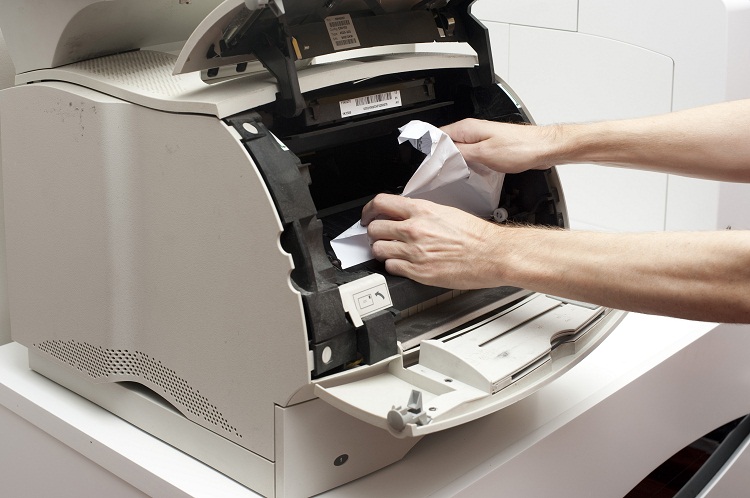 Принтеры HP DeskJet - Не выполняется печать цветными или черными чернилами